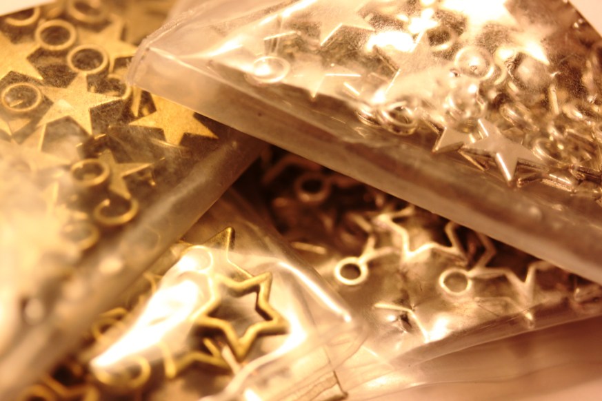 étoiles dorées et argentées